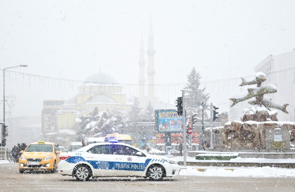 Van’da yoğun kar yağışı 