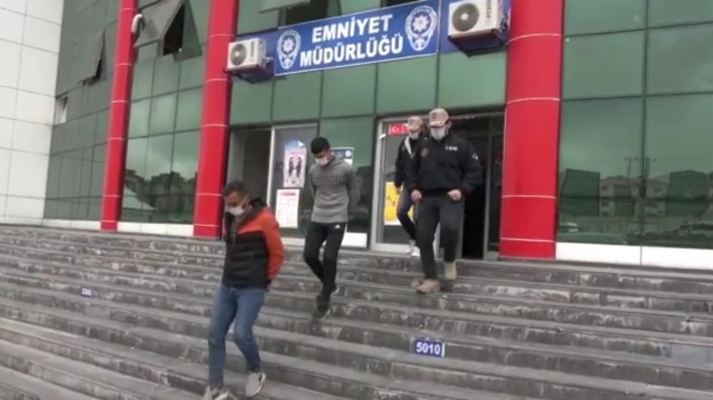 Van’da yol kapatarak ateş yakıp polis araçlarına molotofla saldıran 5 kişi tutuklandı 