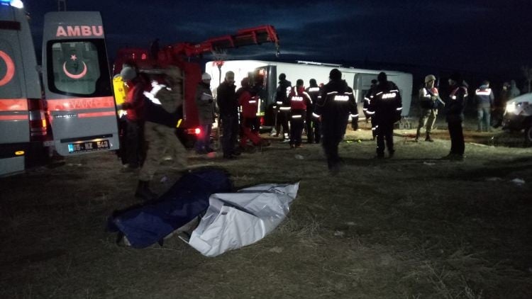 Van'da yolcu otobüsü devrildi! Ölü ve yaralılar var
