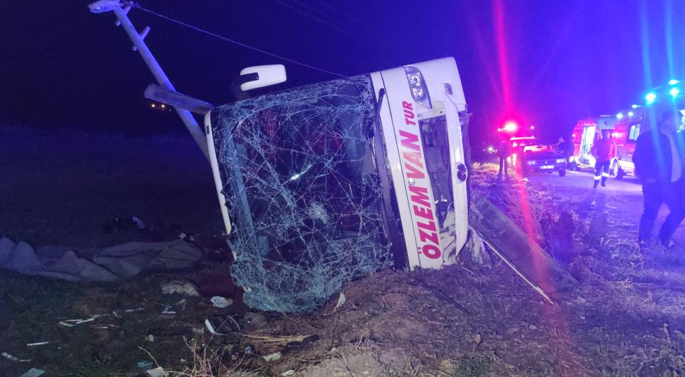 Van'da yolcu otobüsü devrildi! Onlarca yaralı var
