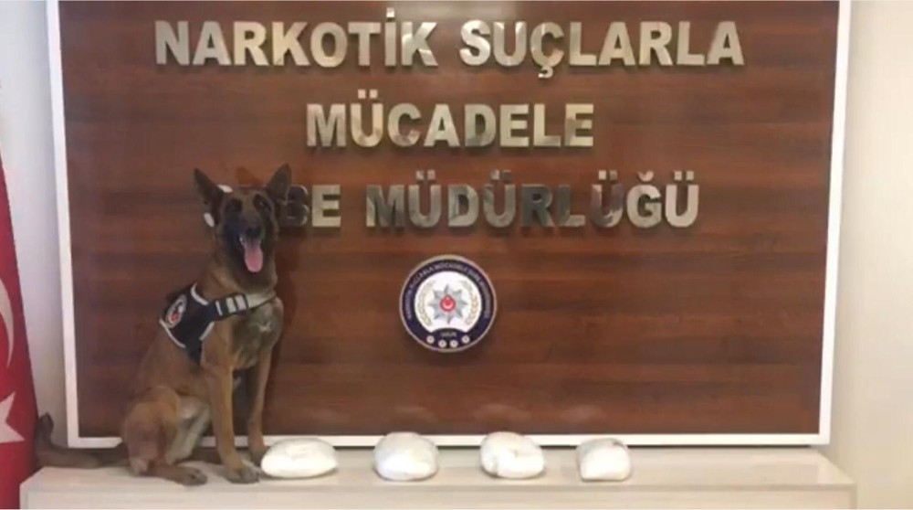 Van`da yün yastık içerisinde 3 kilo 875 gram metamfetamin ele geçirildi. 