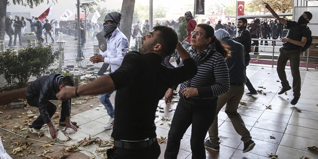 Van'da yüzünü kapatıp polise taş atana 8,5 yıl hapis