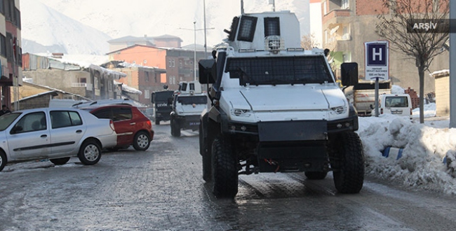 Zırhlı aracın geçişi sırasında patlama