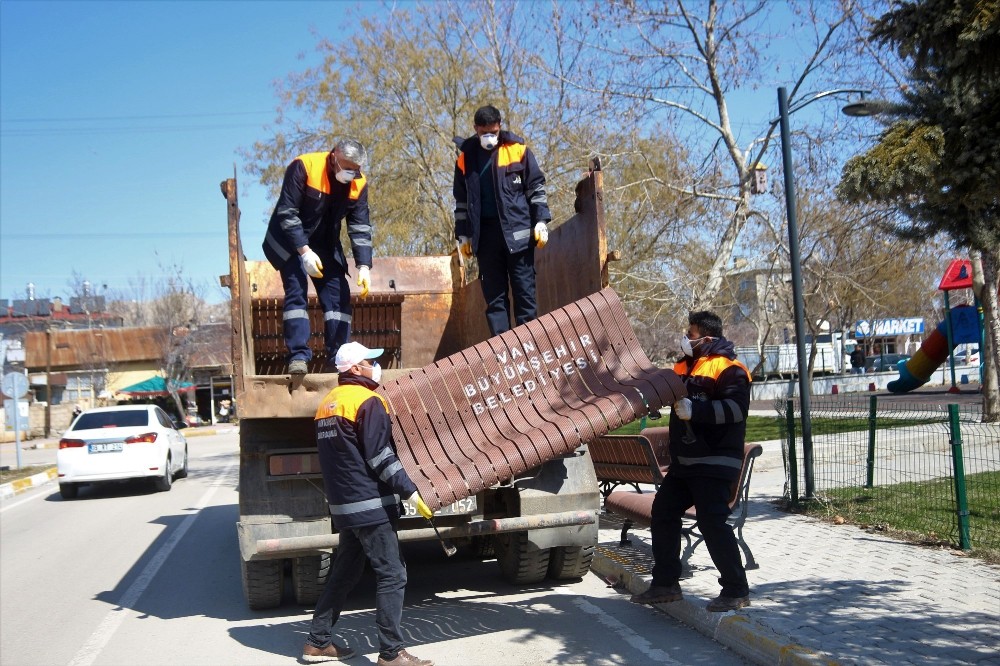 Van’daki banklar söküldü 
