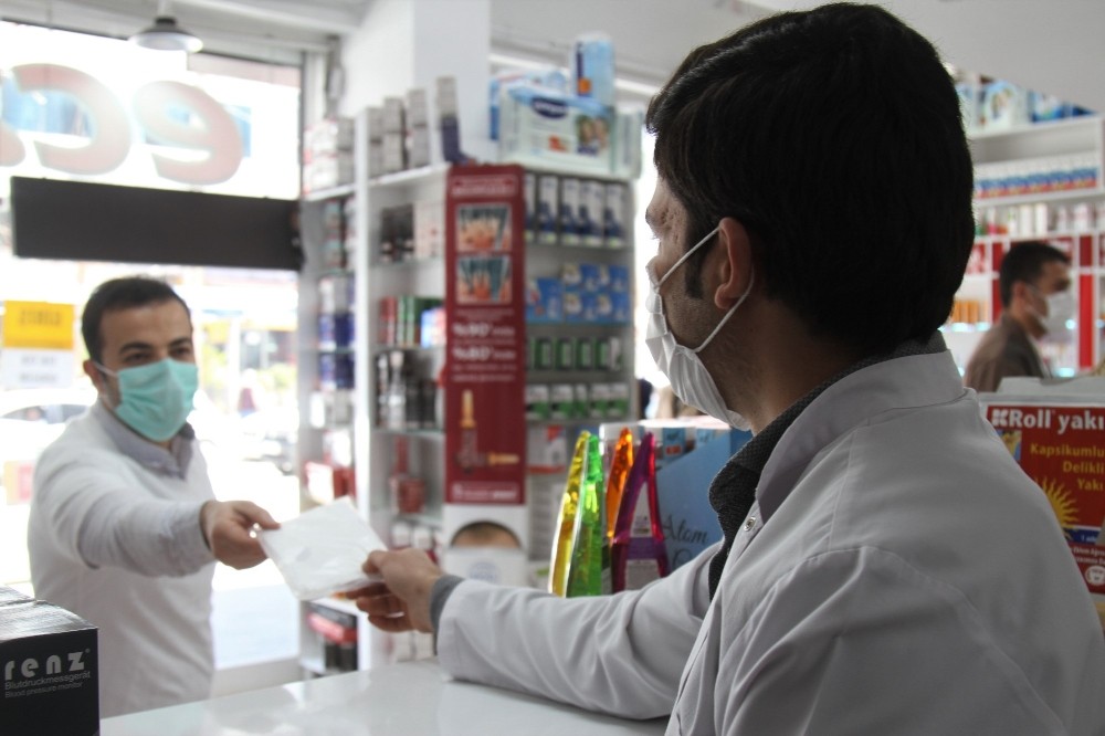 Van’daki eczanelerde ücretsiz maske dağıtımı başladı 