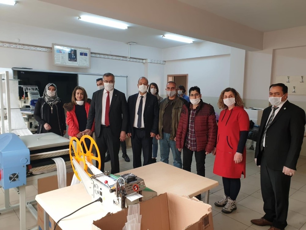 Van’daki meslek liselerinde günde 10 bin maske üretiliyor 