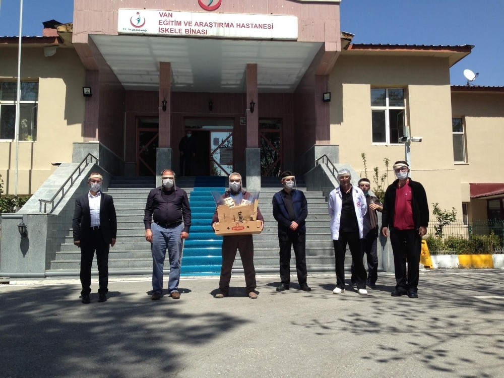 Van’daki sağlıkçılara yüz siperliği desteği 