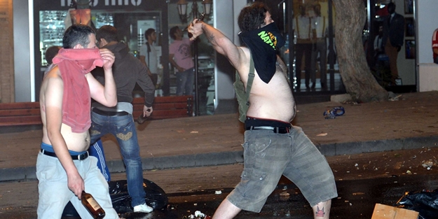 Vandallar ağaç bahanesiyle ortalığı böyle yakıp yıkmıştı