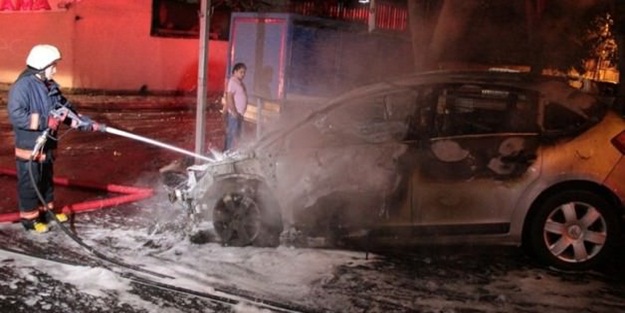 Vandallar araçları ateşe verdi!