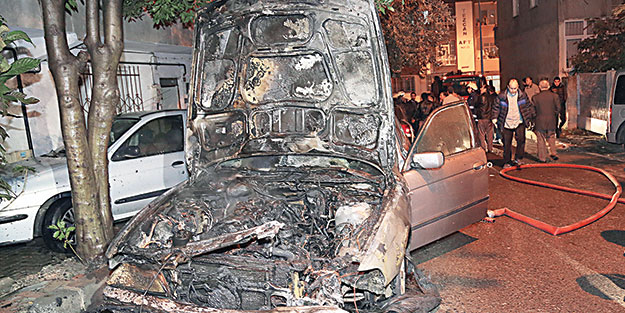 Vandallar Küçükçekmece’de 7 aracı kundakladı