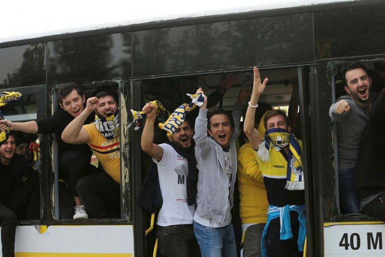 Vandallar yine iş başında! Yine kırıp döktüler...