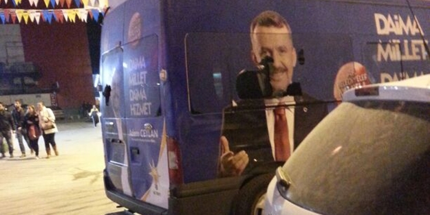 Vandallardan AK Parti aracına saldırı!