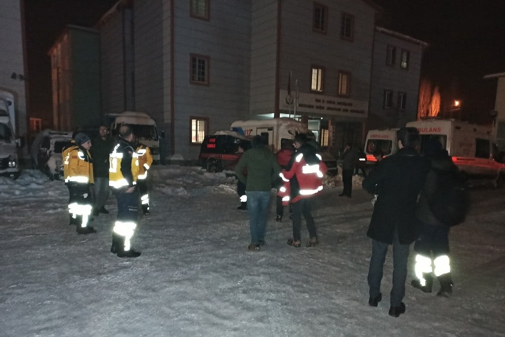 Van’dan 32 kişilik sağlık ekibi Elazığ’a gitti 