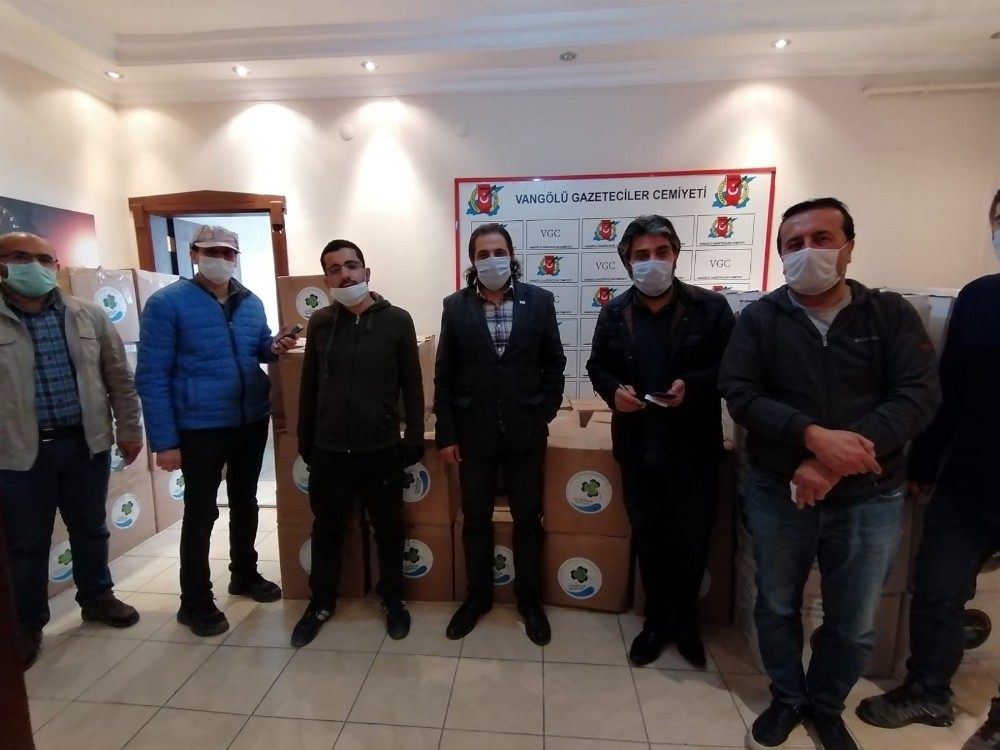 Vangölü Gazeteciler Cemiyetinden üyelerine gıda paketi 