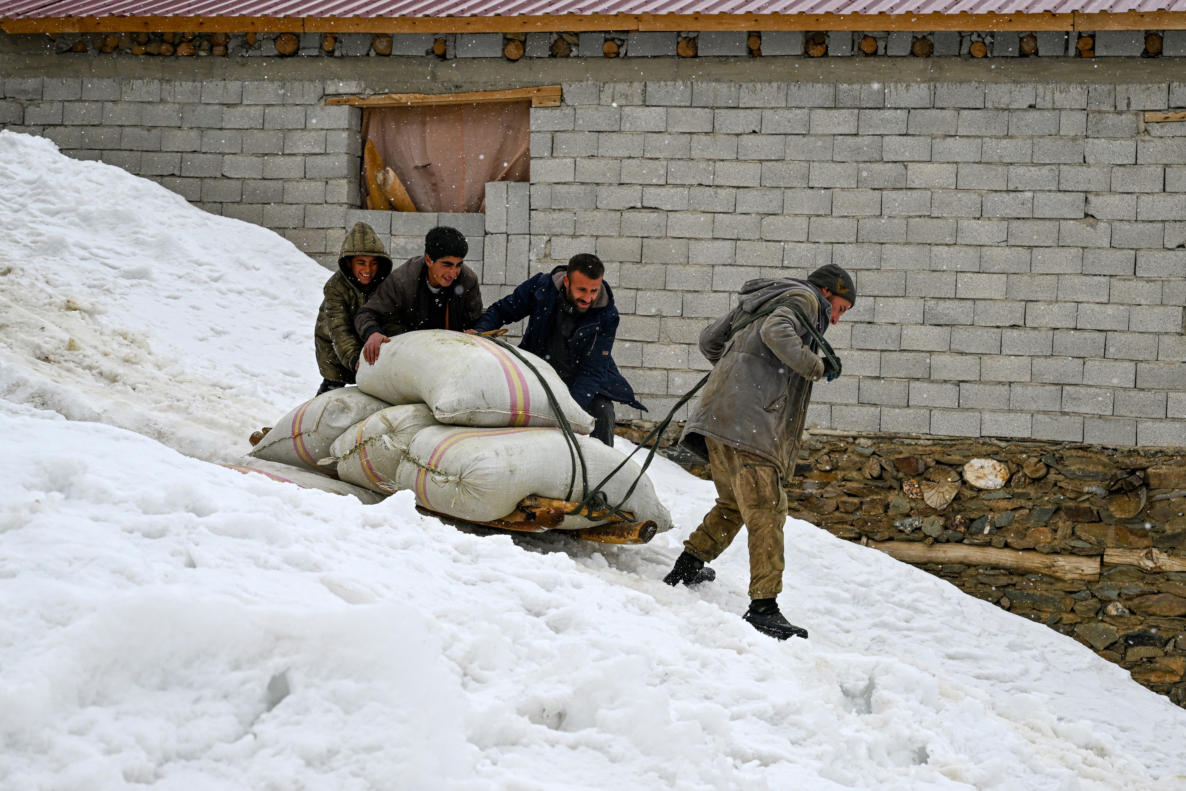 Van'ın Bahçesaray ilçesinde kar esareti altında RAMAZAN sevinci fotoğraflara böyle yansıdı! “Her yer kar, çok zor şartlarda yaşıyoruz”