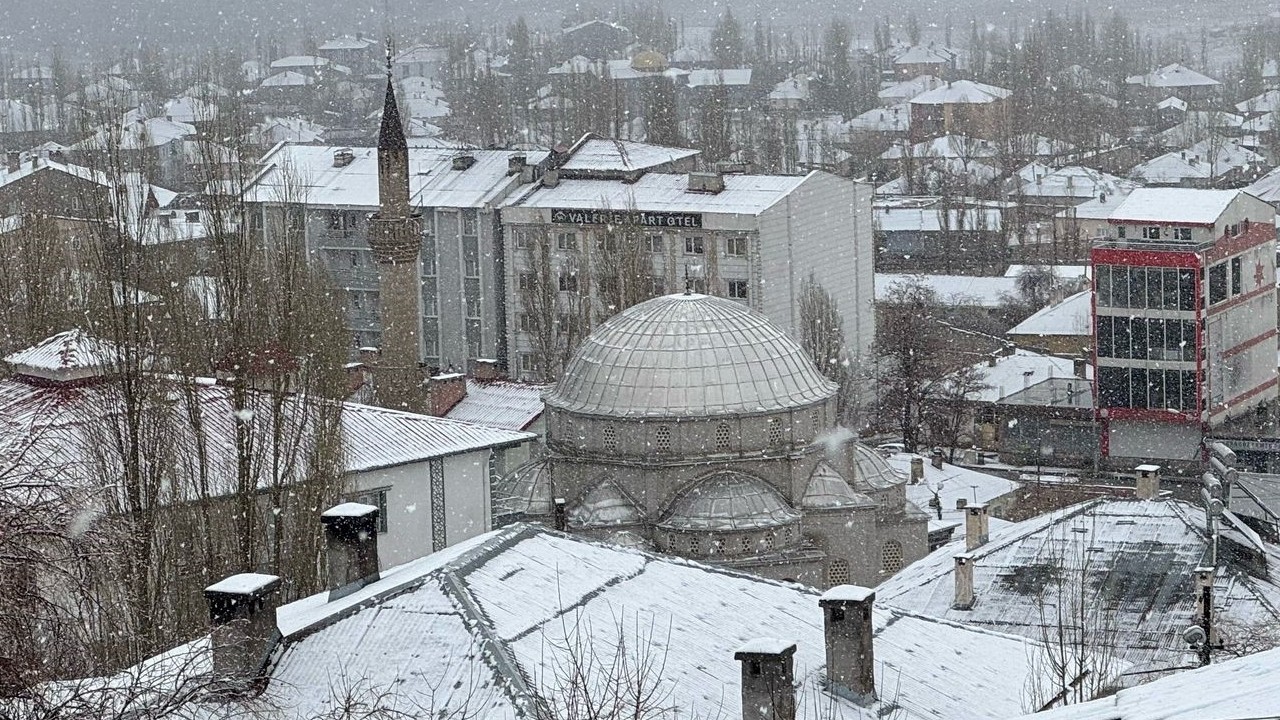 Van’ın Başkale ilçesinde bayramda kar sürprizi