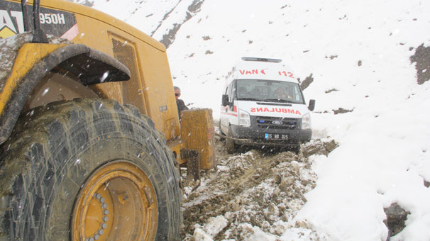 Van'ın Başkale ilçesinde hasta kurtarma operasyonu