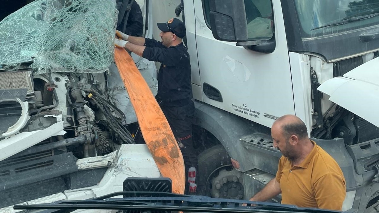 Van’ın Çaldıran ilçesinde Tır, sulama kamyonuna çarptı: 1 yaralı