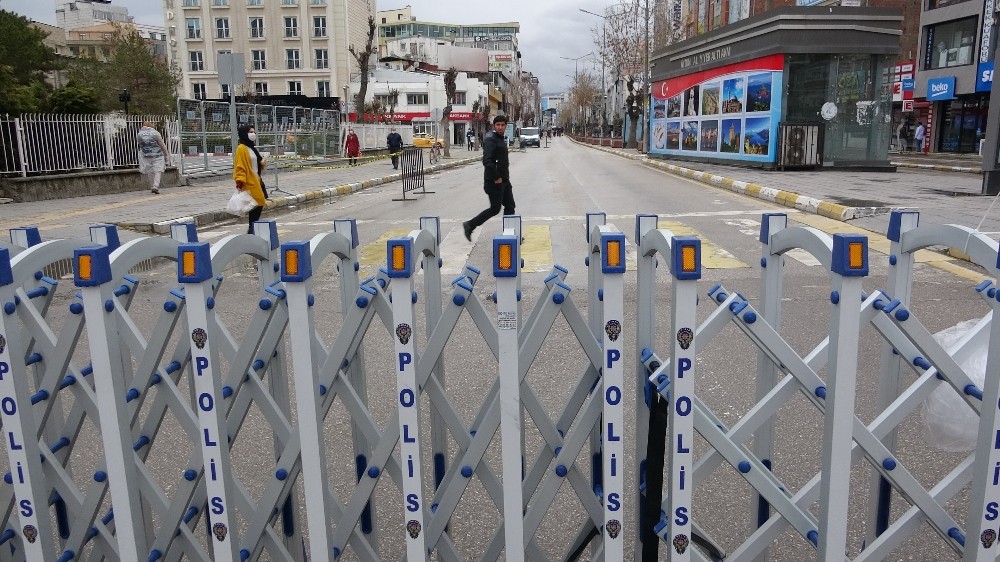 Van’ın en işlek caddeleri yaya ve araç geçişine kapatıldı 