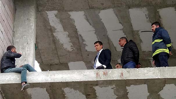Van'ın Erciş ilçesinde 5'inci katta intihara kalkıştı, kaymakam ikna etti