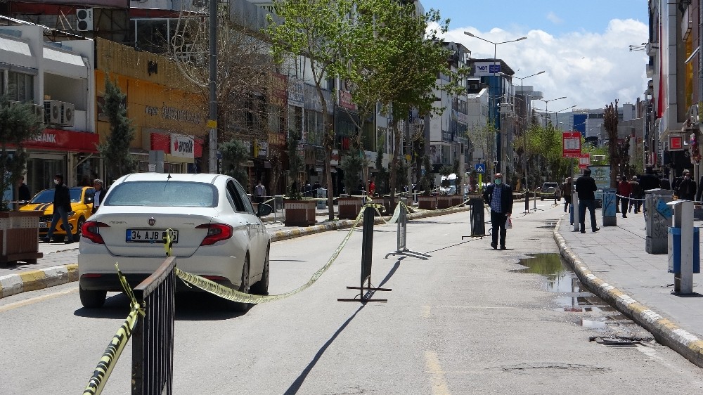 Van’ın işlek caddeleri yeniden trafiğe açıldı 