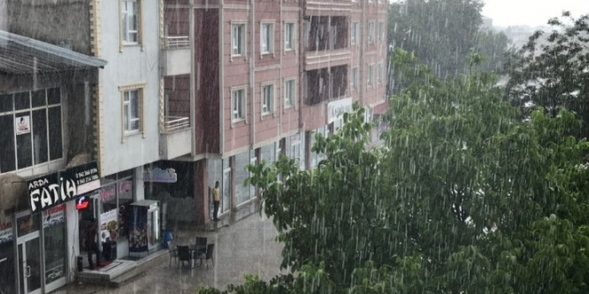 Muradiye aniden bastıran yağmurla serinledi