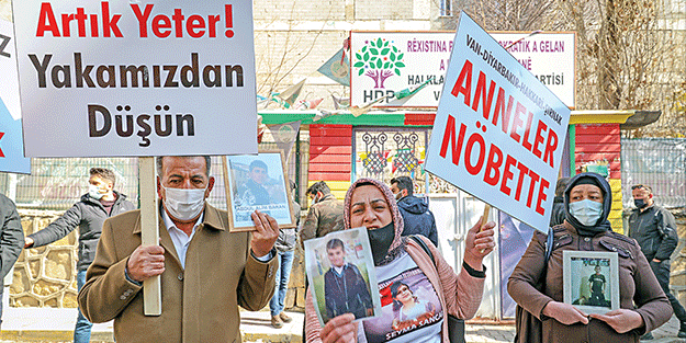 Vanlı aileler de nöbet başlattı