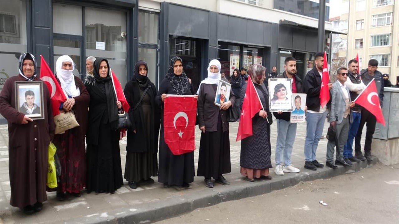 Vanlı Anne DEM Parti önünde dağdaki çocuklara seslendi ‘Ölecekseniz bu bayrak için ölün’