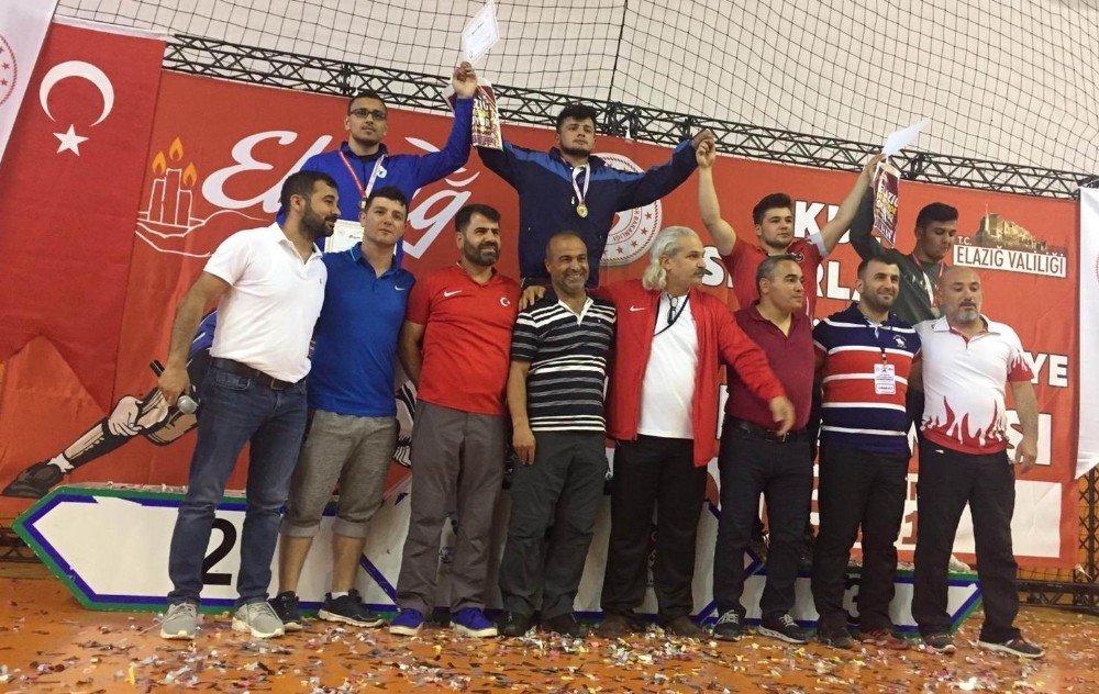 Vanlı güreşçi Türkiye birincisi oldu 