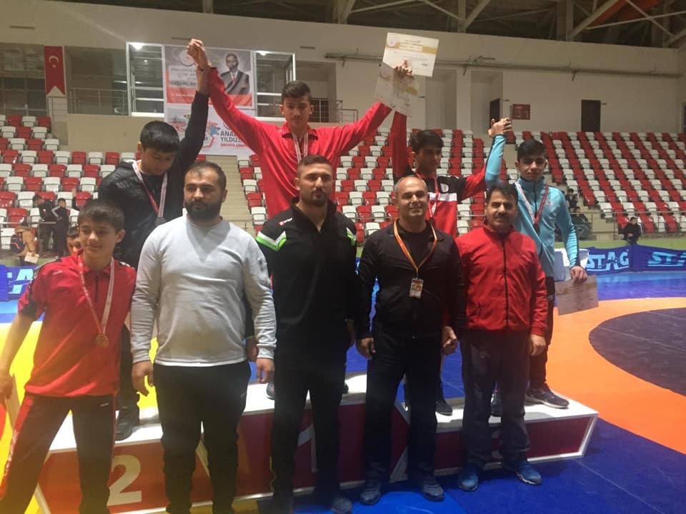 Vanlı güreşçiler 7 madalyayla döndüler 