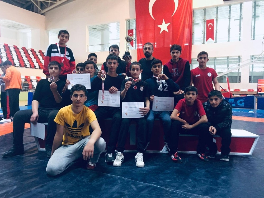 Vanlı güreşçiler Muş’tan 8 madalyayla döndüler 