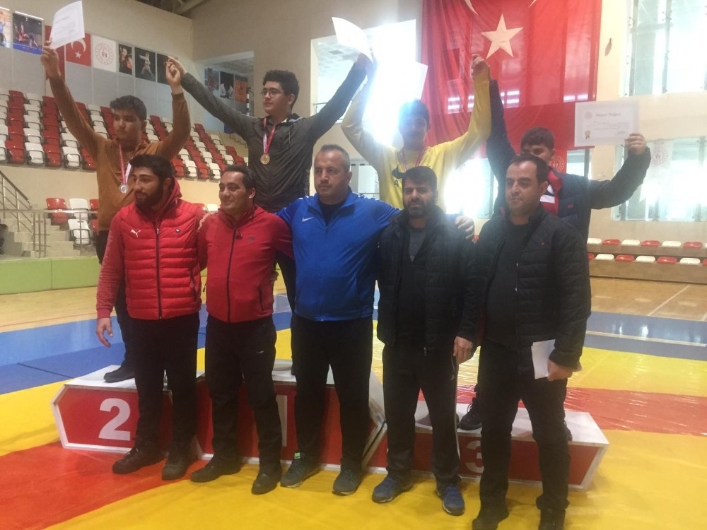 Vanlı güreşçiler Türkiye finallerine katılmaya hak kazandı 