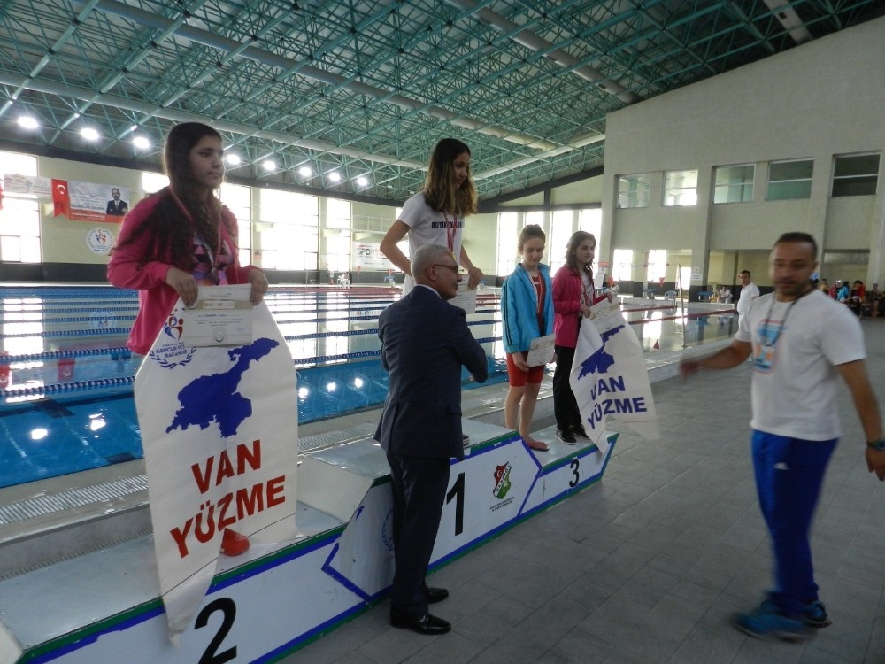 Vanlı kadın yüzücüler finale yükseldi 