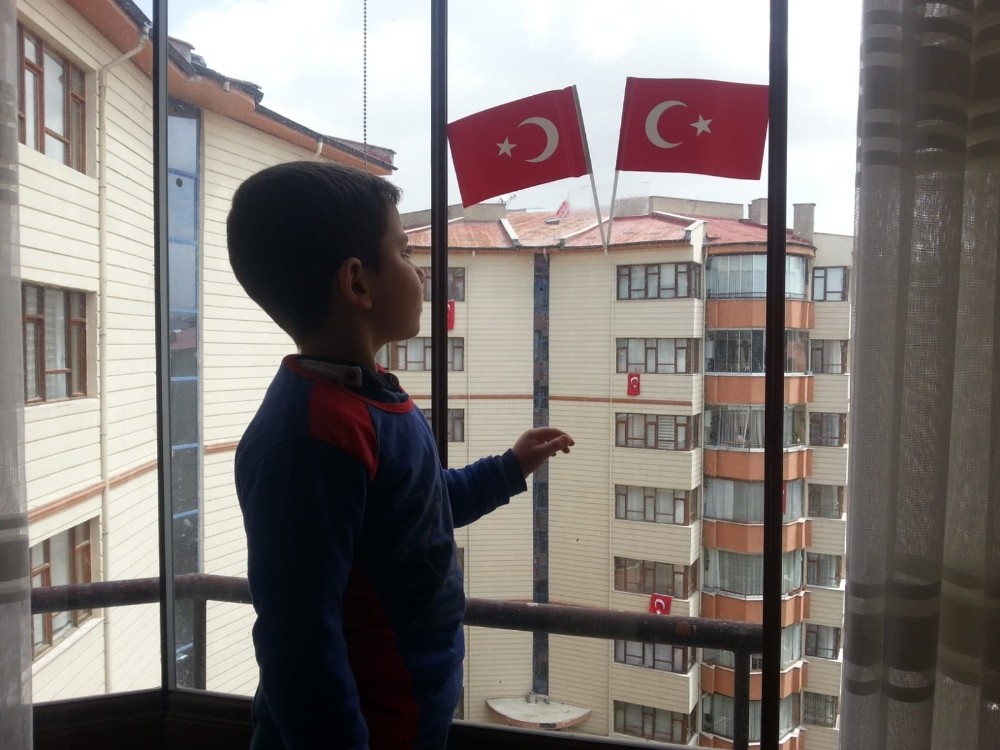 Vanlı minik Ferdi İstiklal Marşı’nın 10 kıtasını ezbere okudu 