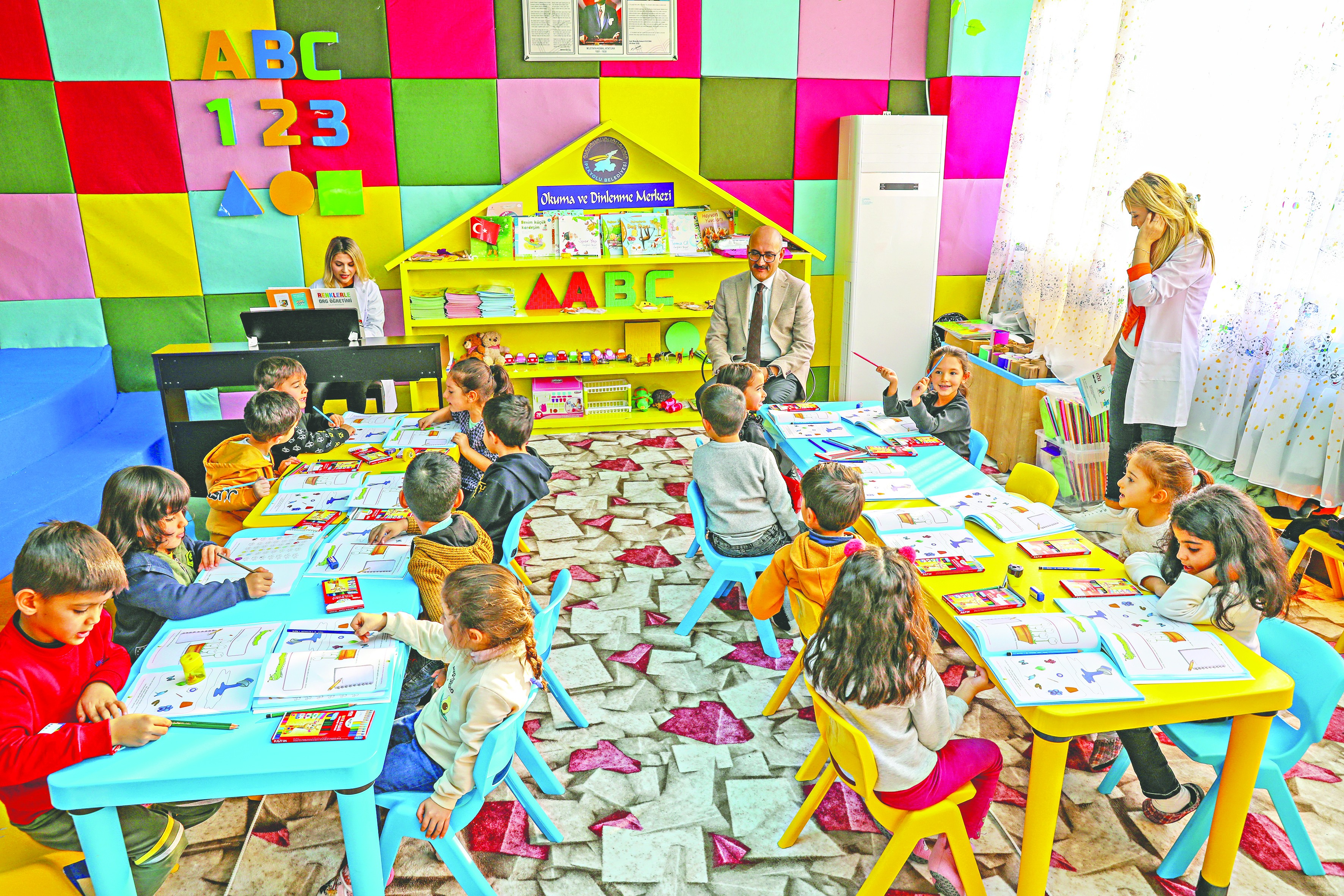 Vanlı minikler kütüphanede hem oynuyor hem öğreniyor