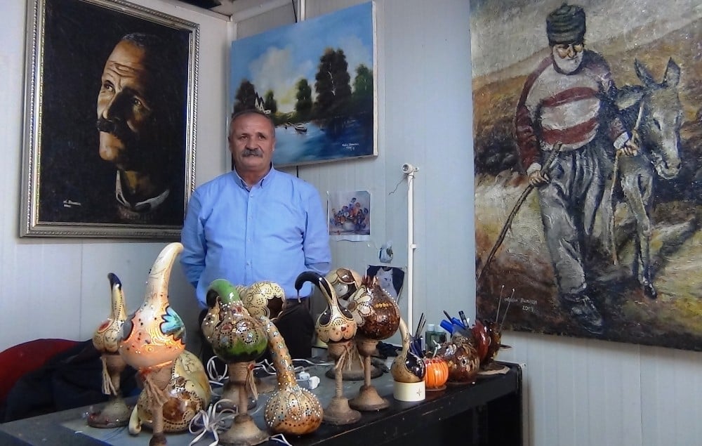 Vanlı ressam süs kabağından gece lambası yapıyor 