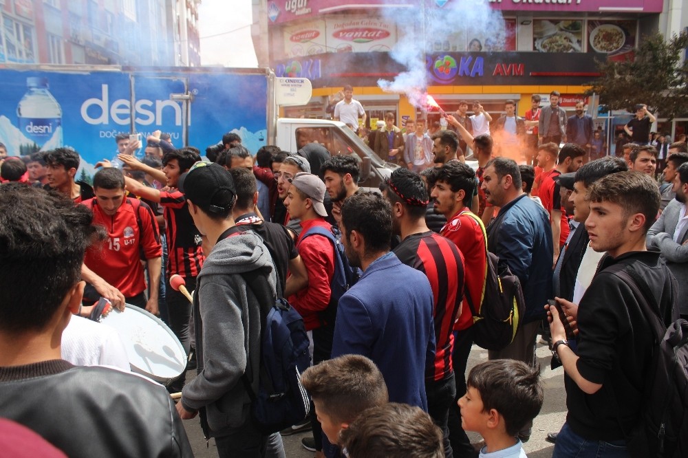 Vanlı taraftarın sevinç gösterileri sürüyor 