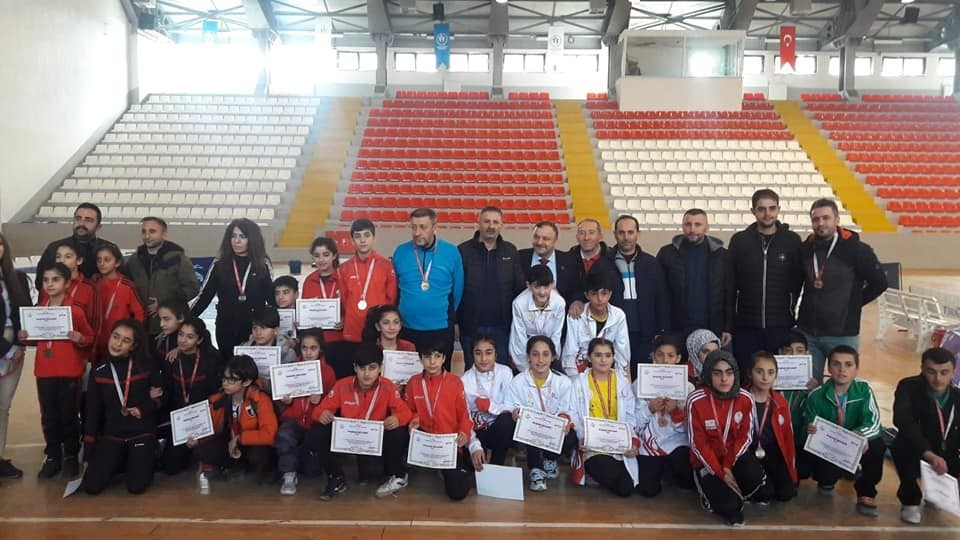 Vanlı tenisçiler yarı finale yükseldi 