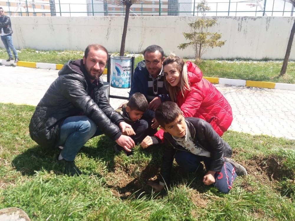 Vanlı üniversiteli gençlerden hatıra ormanı 