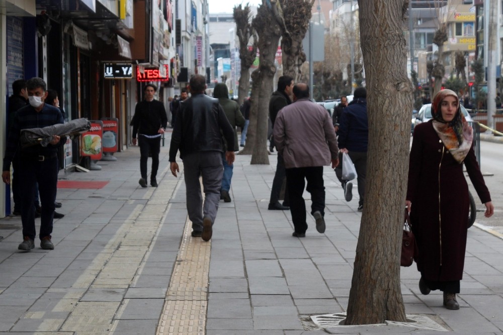 Vanlılar ’evde kal’ çağrısına aldırış etmedi 