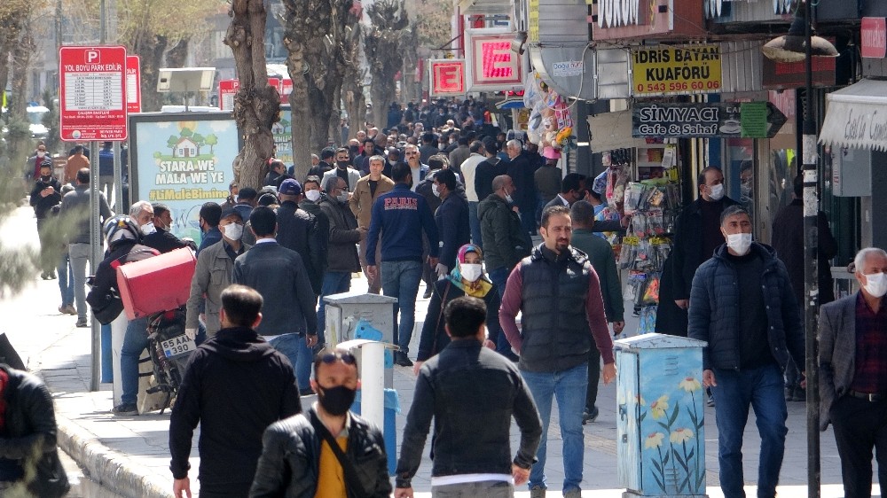 Vanlılar sokağa çıkma yasağının ardından şehir merkezine indi 