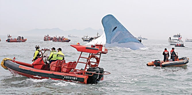 300 kisiyle soğuk sulara gömüldü