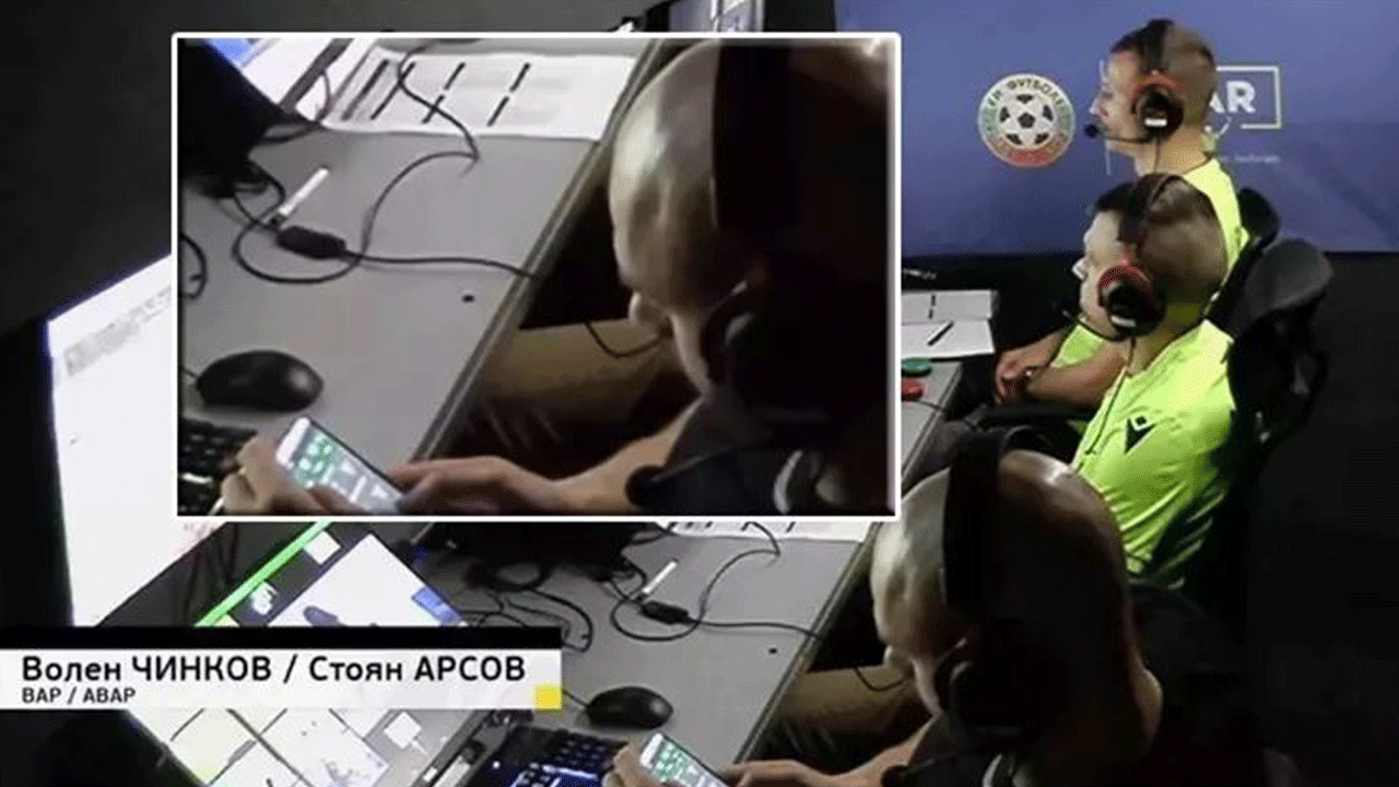 VAR odasında skandal görüntü: Bahis oynarken yakalandılar!