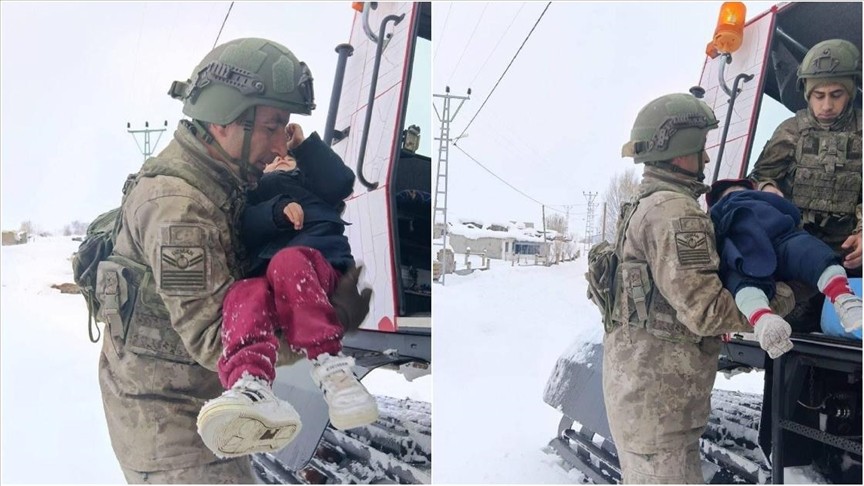 Var olasın Mehmetçik! Kara kışta hasta çocukları sağlık ekiplerine teslim etti