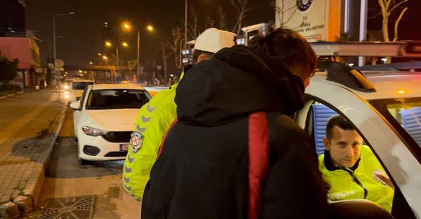 Varsa yoksa sosyal medya! Polisler onu çorba içerken yakaladı