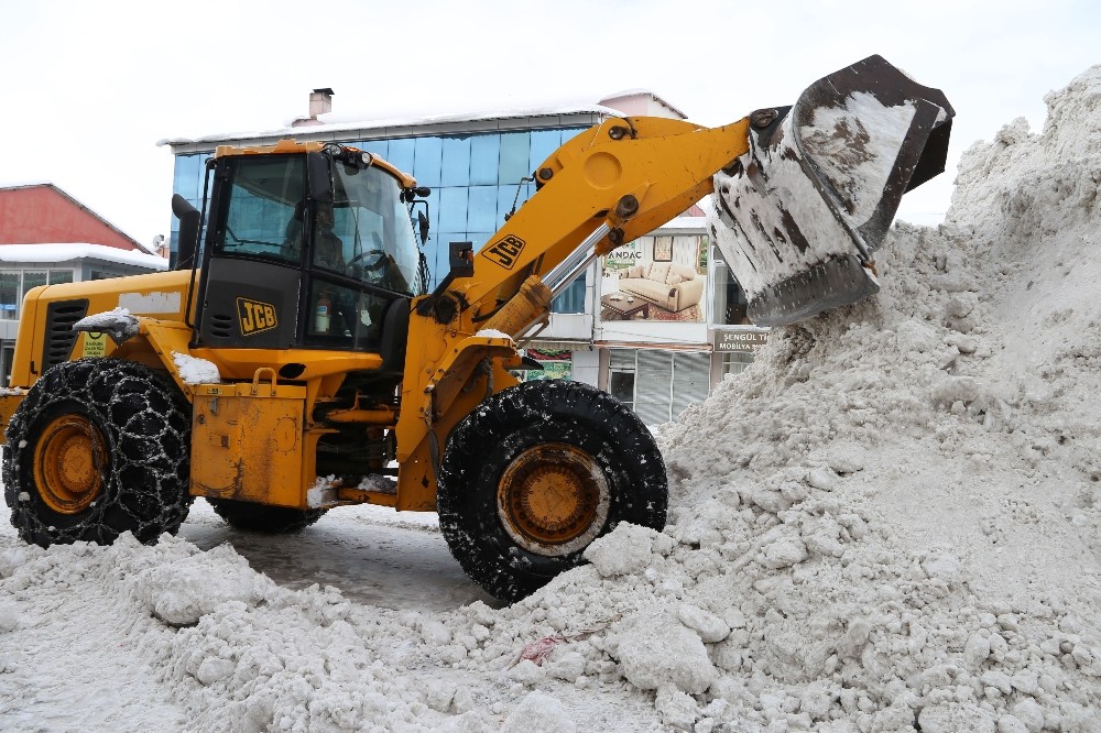 Varto Belediyesinden kar temizleme çalışması 
