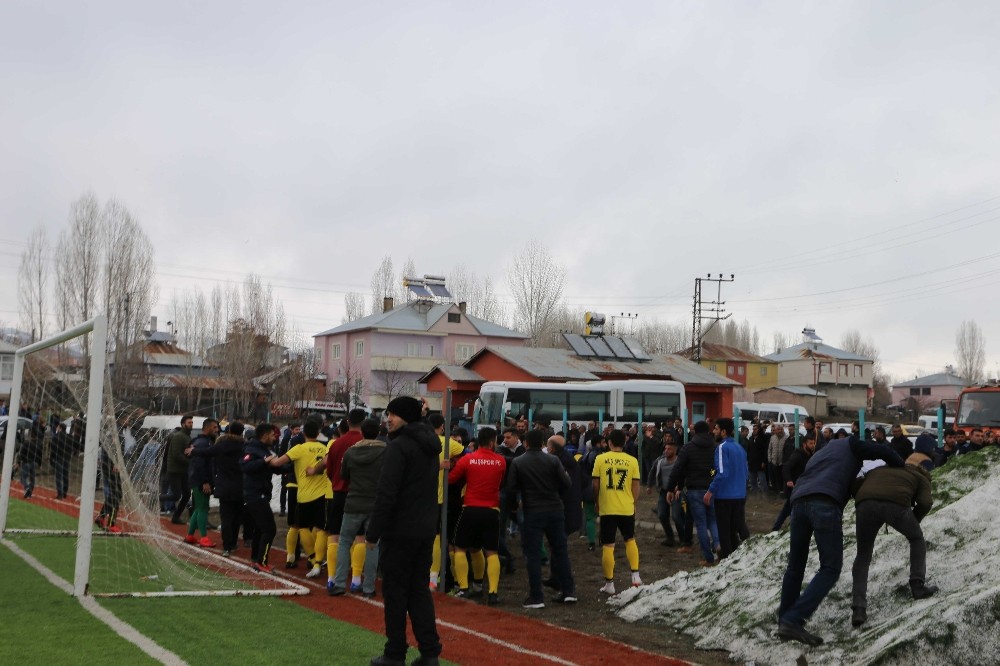 Varto Spor-Muş Spor maçında kavga çıktı 