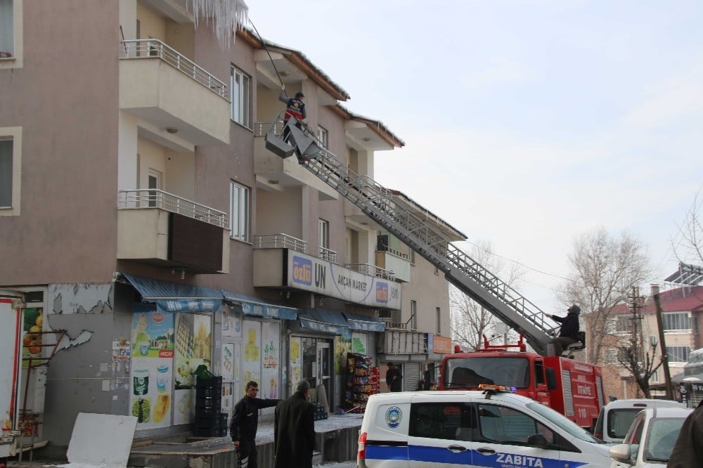 Varto’da buz sarkıtlarını kırma ve yol tuzlama çalışması 