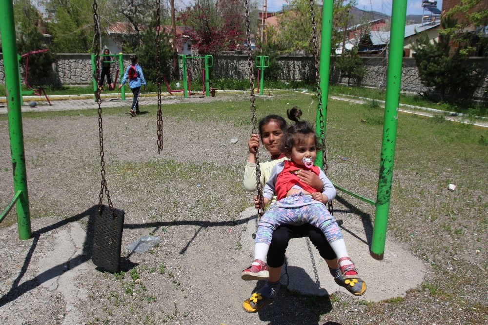 Varto’da çocuklar parklarda doyasıya eğlendi 