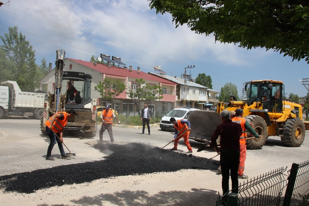 Varto’da yol bakım ve onarım çalışması 